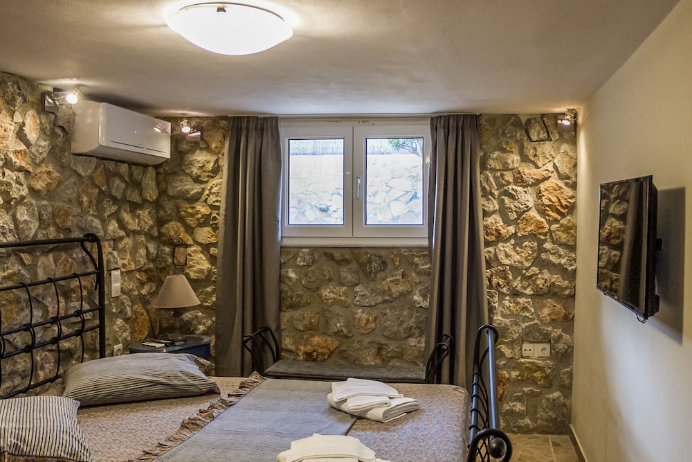 Spacious home with garden in Marathonas view 3