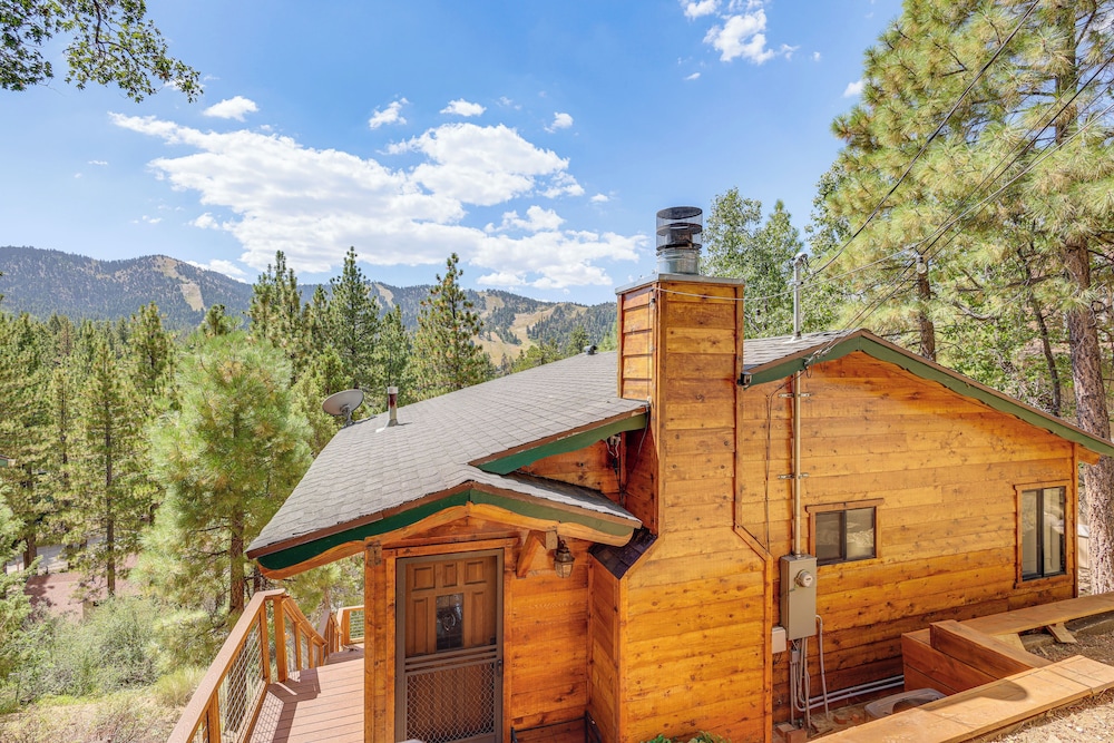 1 Mi to Skiing: Mtn-view Cabin in Big Bear Lake