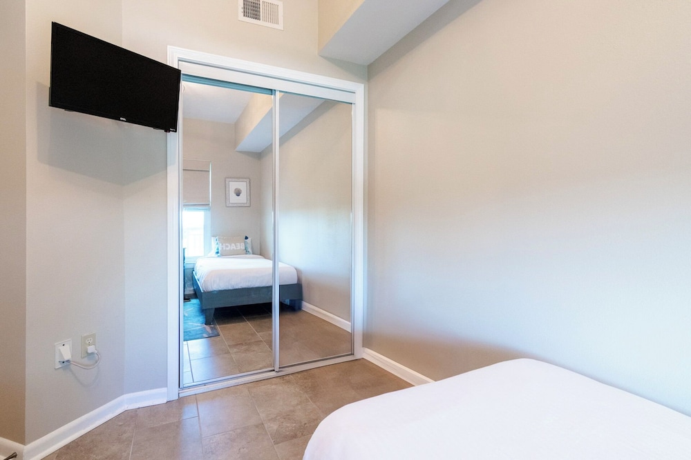 Relax in This Beautifully Cozy 2-bedroom, 2 Bathroom Condo. Sleeps 6!!