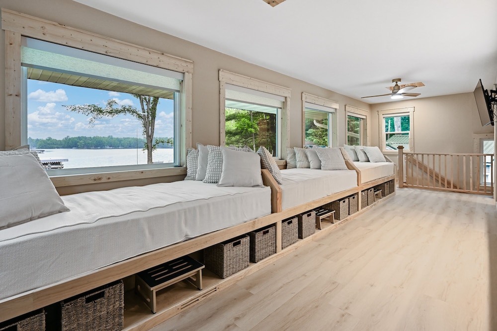 5 BR Family Hangout I Lake Views I Firepit