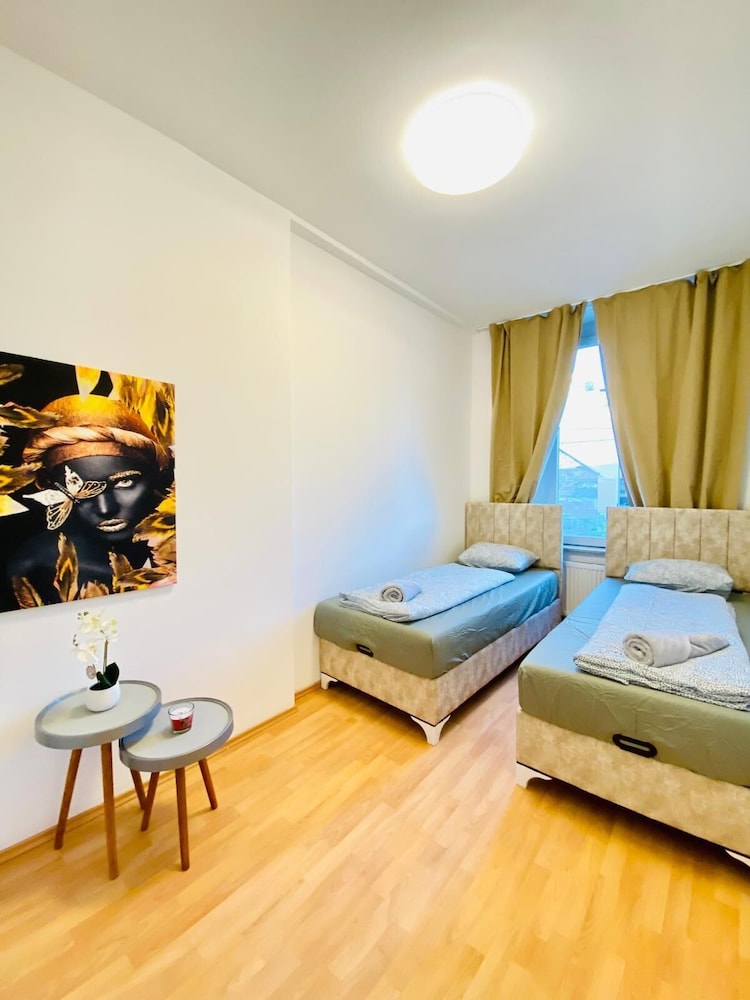 5 Bedroom Apartment near Schonbrunn