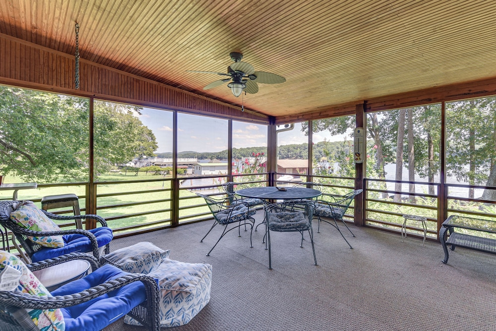 On Lake Tillery: Spacious Home w/ Screened Porch!