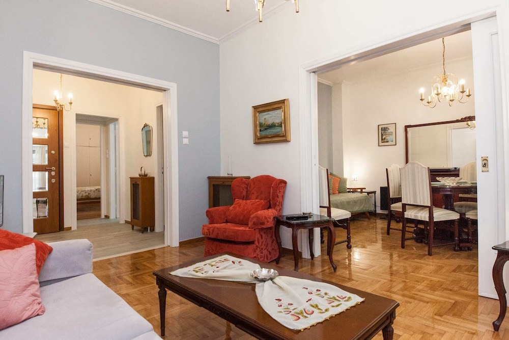 Beautiful Retro Apt in Koukaki