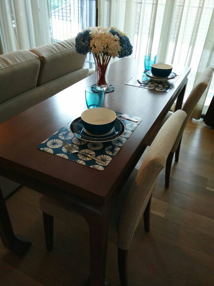 S39- 1 Bedroom Downtown Apt With Balcony and Pool