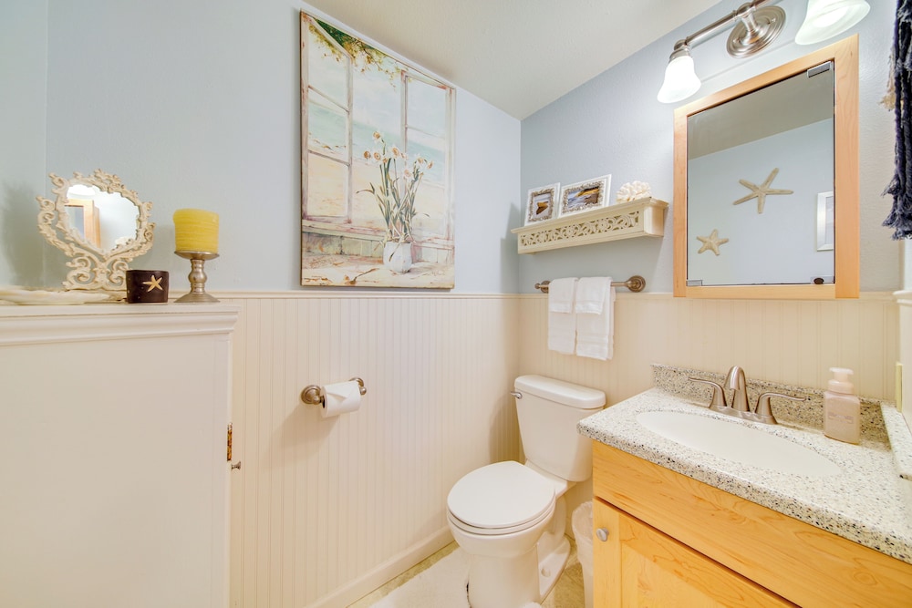 1/4 Mi to Beach: Family Home w/ Spacious Deck!