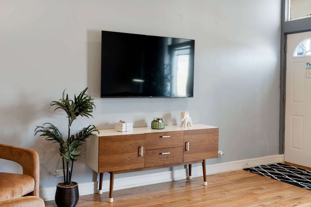 Cozy 2 Bed Home by West Loop With Parking Laundry
