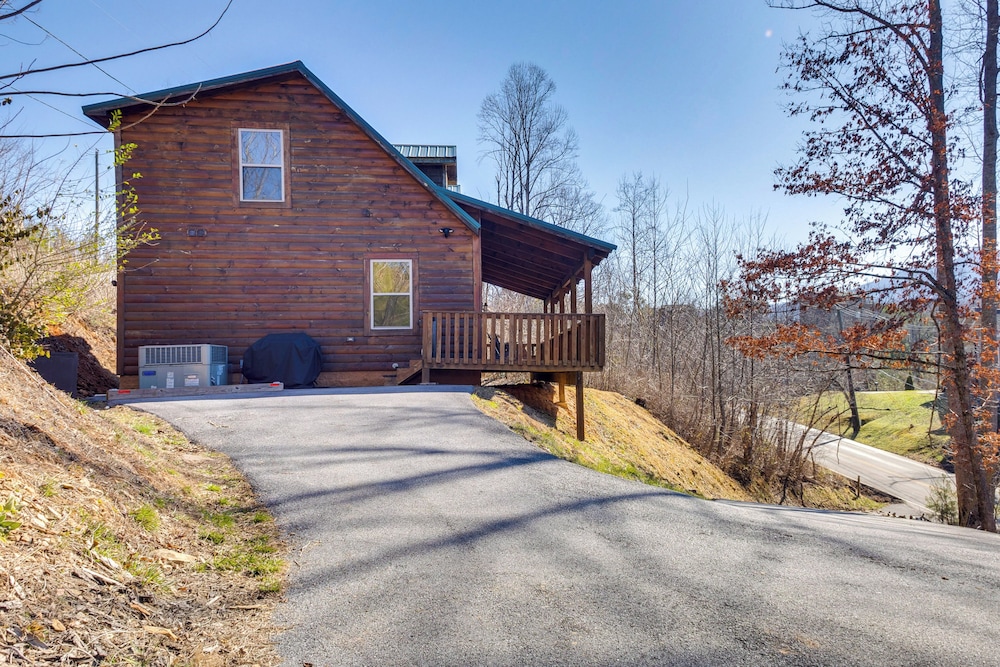2 Mi to Dtwn Gatlinburg: Mountain Cabin w/ Hot Tub