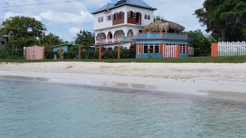 Hotel Richie's on the beach - Image 1