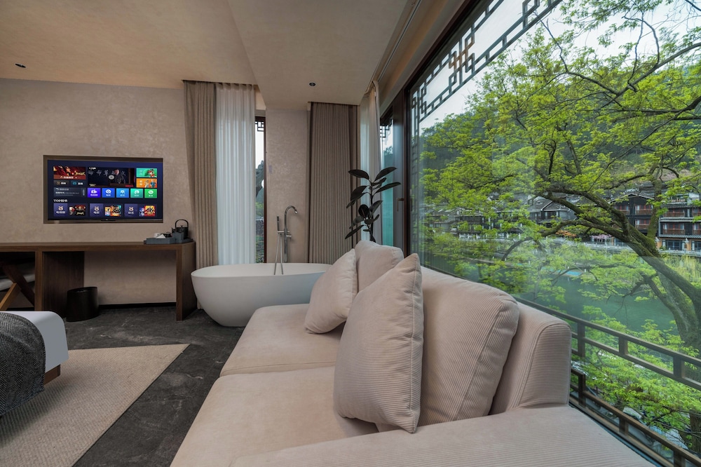 Fenghuang Yiquan River View B&B