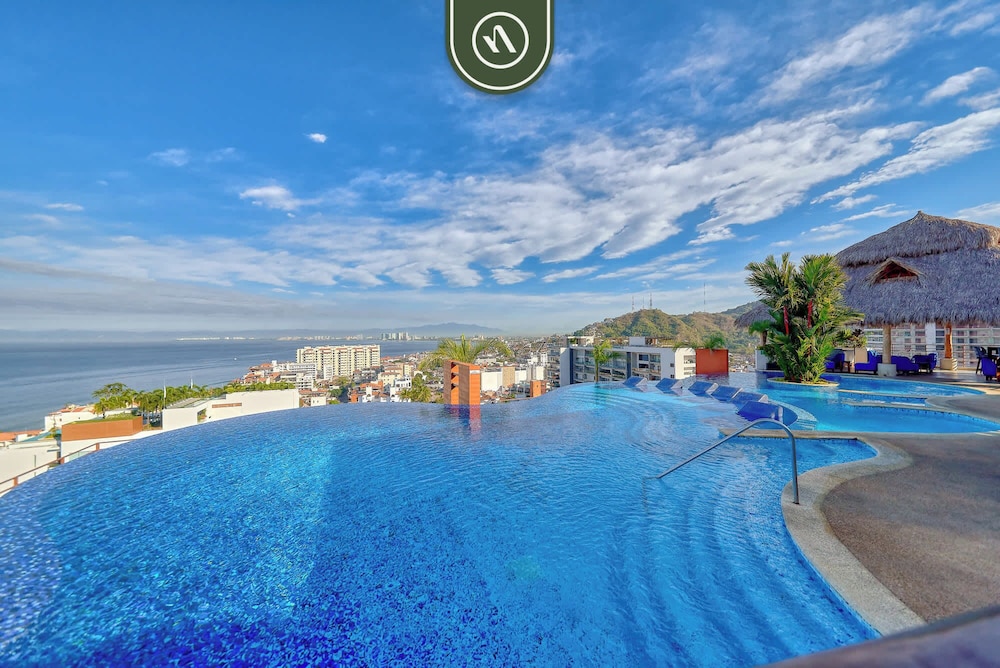 1 BR Condo - Amazing Sunsets From the Roof - Pool