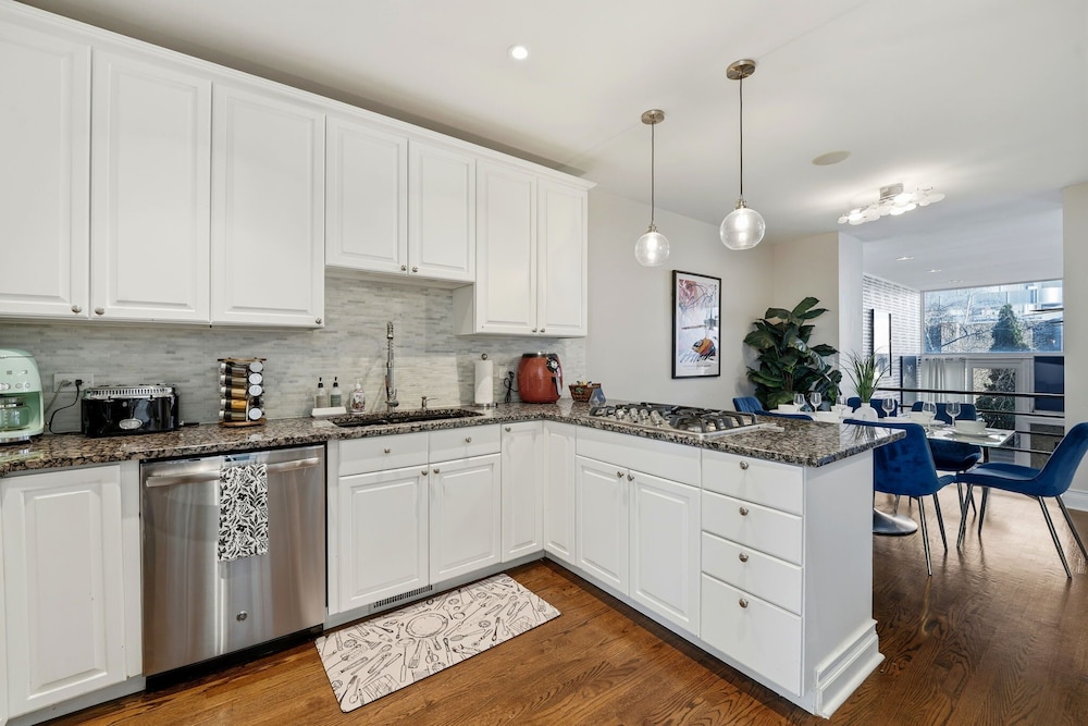 River West Modern 4-bd Home With Patio Balcony
