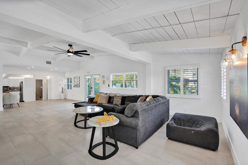 New Pool House 3-bedroom Home Victoria Park