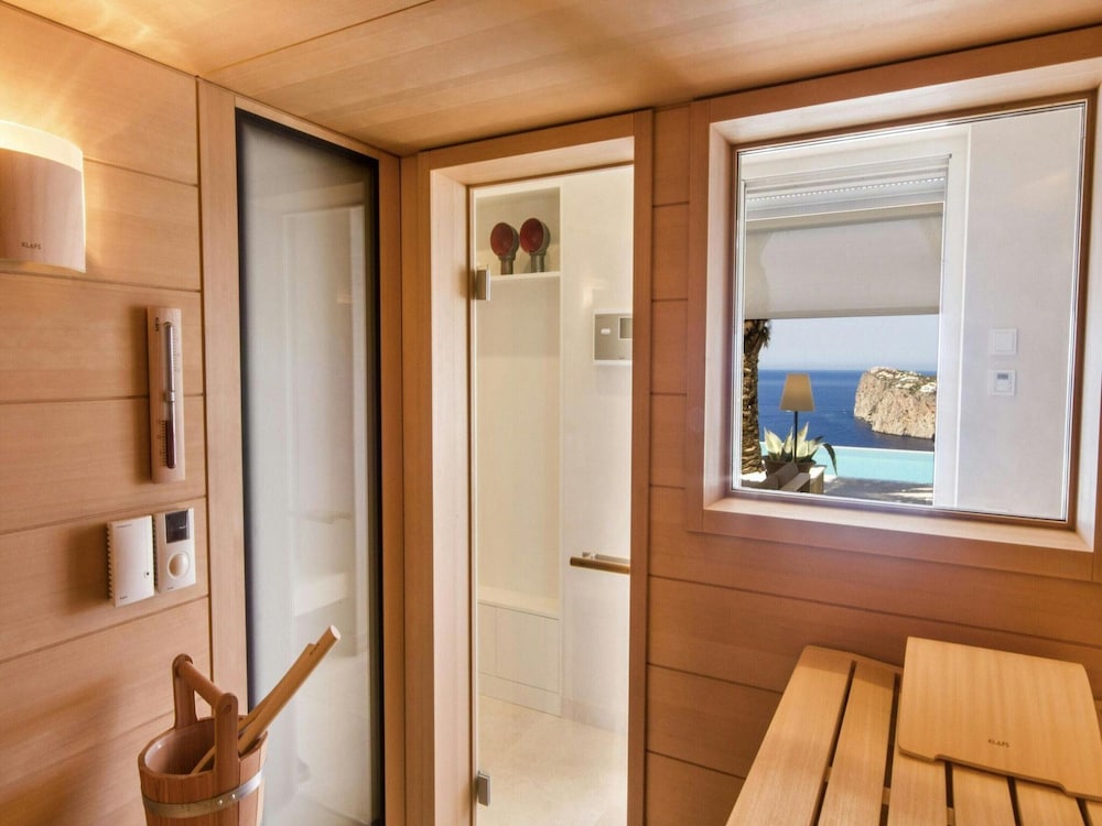 Villa in Tranquil Hillside Location