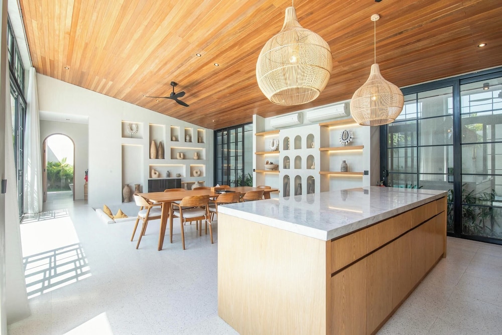 Stylish 5BR Boho Hideaway, 5 Minutes Bingin Beach
