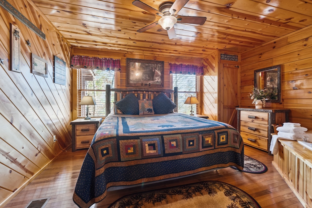 Wildberry Retreat 1 Bedroom Cabin by RedAwning view 2