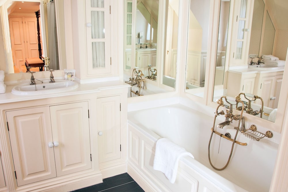 Guildford Vacations - Angel Hotel - Property Image 1