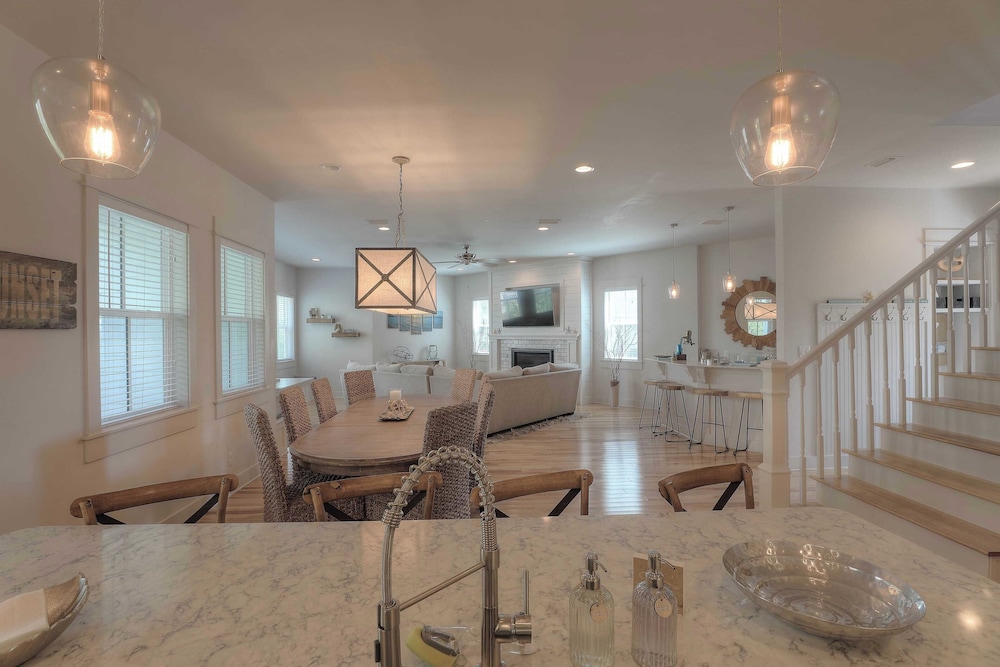 Dunn Inn 2 by Avantstay Walk to Beach, Pool Access, Sleeps 17!