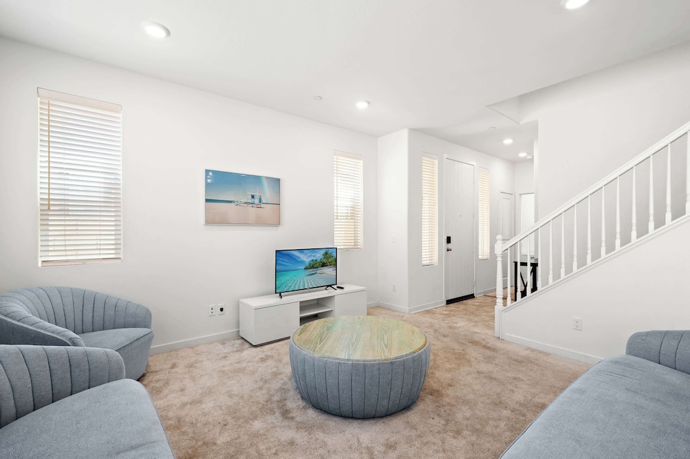 Sunny & Stylish Near LA 4BR Home w Desks & Lounge