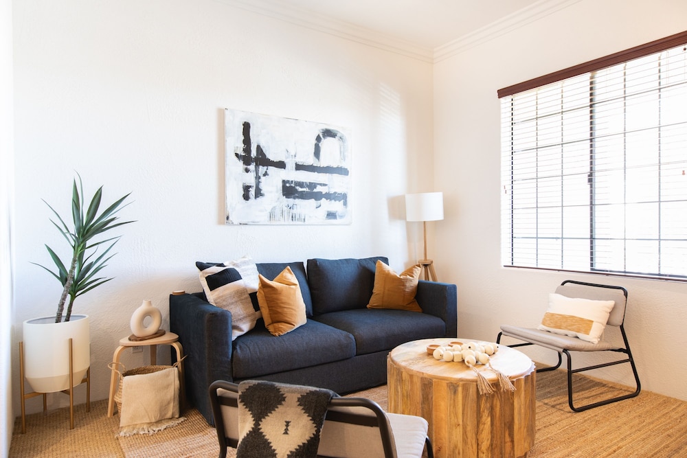 Designer 1 bed 5 min to Old Town Dogs Welcome