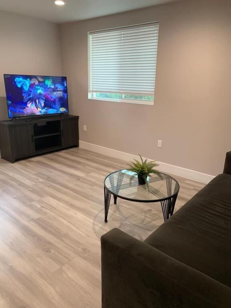 Modern LA Stay – Private Room & Bathroom