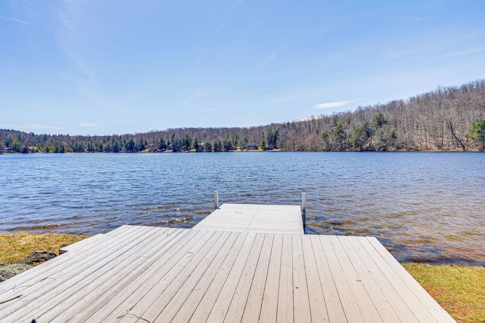 Watercrafts & Dock: Stunning Lakehouse in Becket!