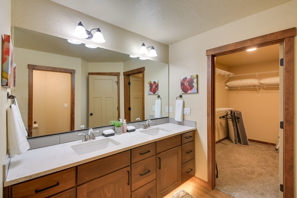 Pet-friendly Oldtown Retreat: Hot Tub  Kayaks! - Property Image 16