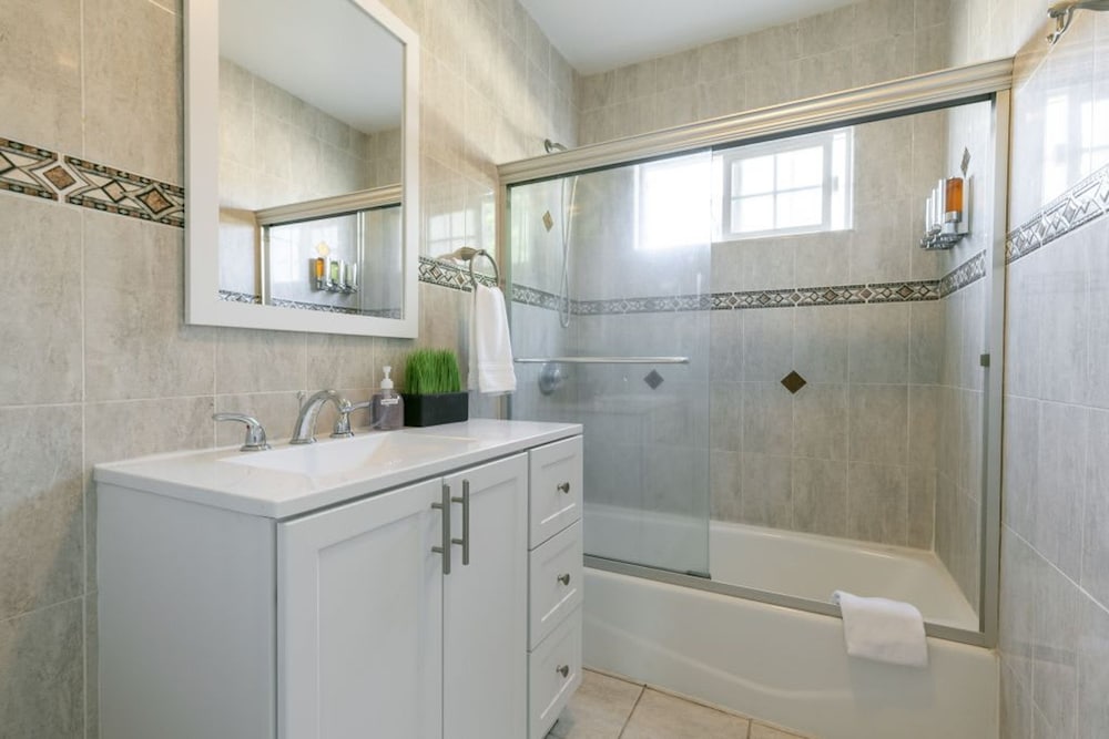 Charming Spacious Home - Modern Comforts Prime Location