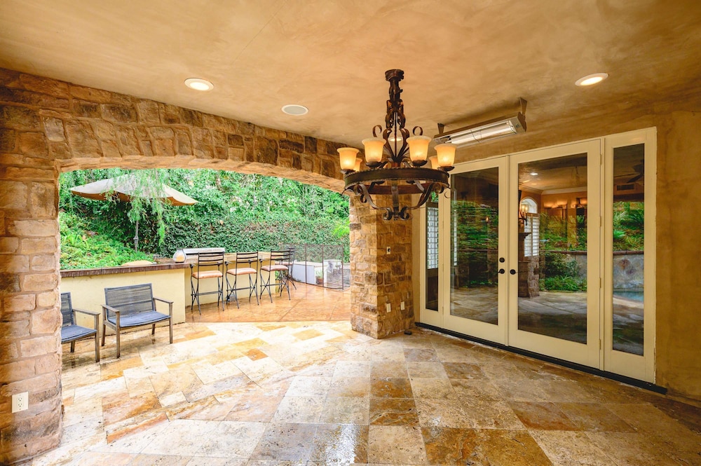 Elegant Villa Retreat Pool Garden Alfresco Lounge