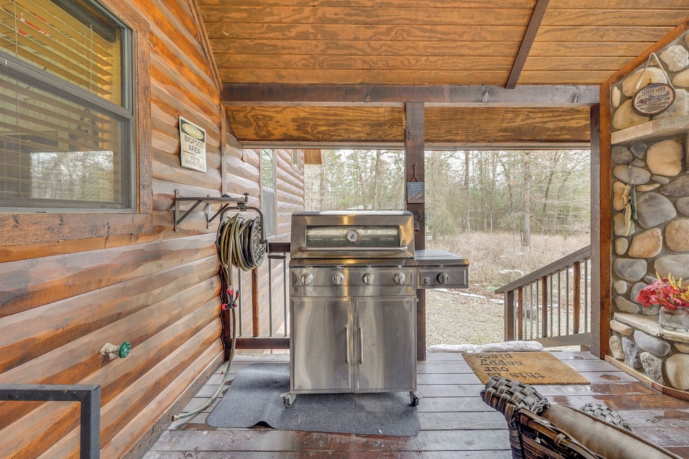 Hot Tub + Fire Pit: Broken Bow 'honeymoon Cabin'