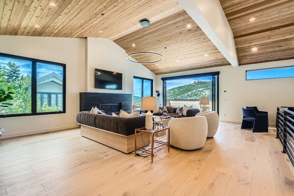Park City Perfection On Lowell! 1063 4 Bedroom Home