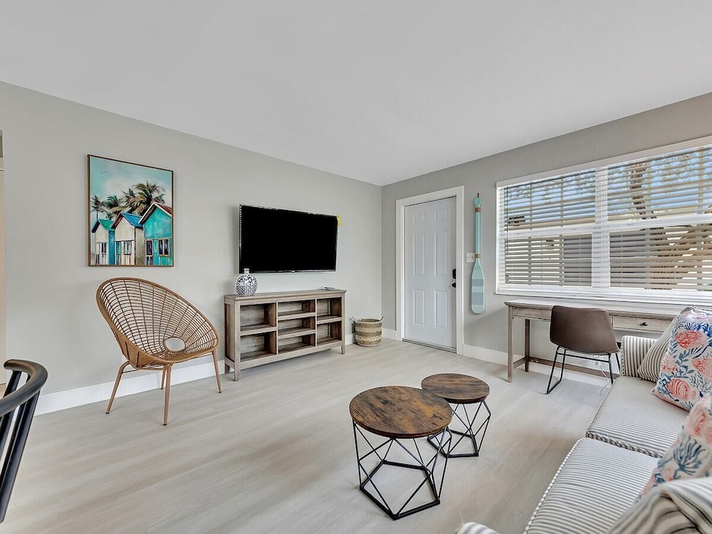 Cozy 1BR Seaside, Steps to Hollywood Beach & More