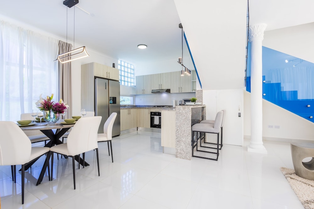 New Modern 2-lvl Punta Cana Villa in Gated Community With Private Pool Rooftop Jacuzzi