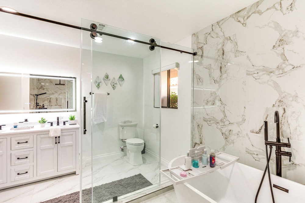 Game Room, Hot Tub & Mtn Views: Palm Springs Gem