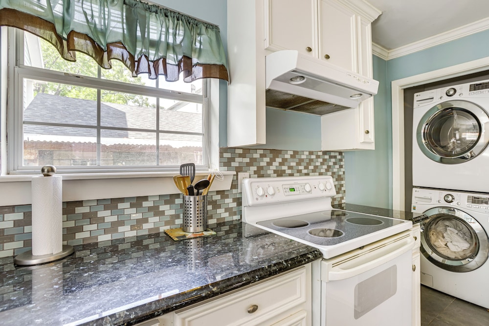 9 Mi to Downtown Houston: Cozy Cottage w/ Patio!