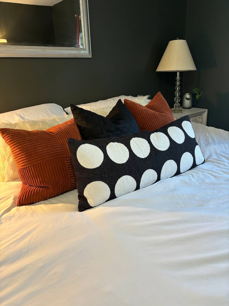 Luxury Modern Stay - 2000 Sqft