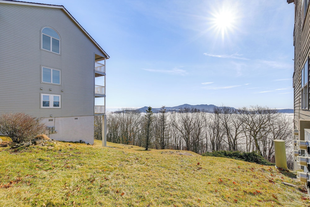2 Mi to Beech Mtn: Fully Remodeled Condo w/ Patio!