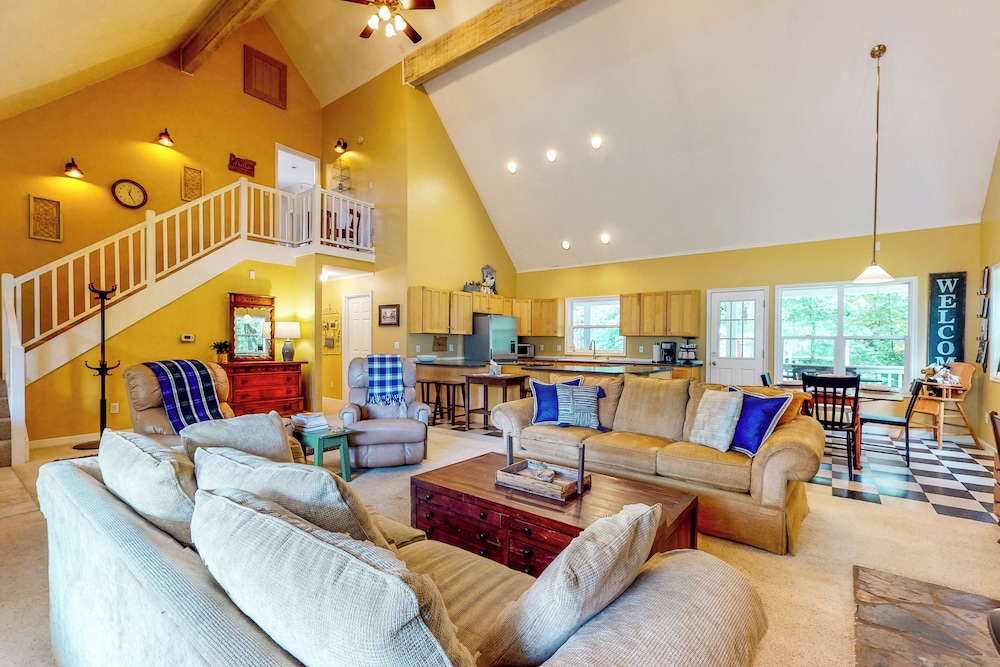 The Homested w/ Covered Deck & Views
