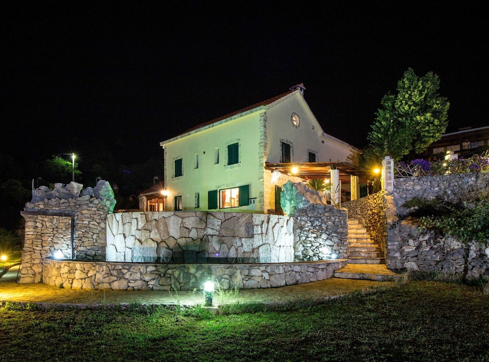 Authentic Dalmatian Hillside Escape With Pool, Sauna & BBQ