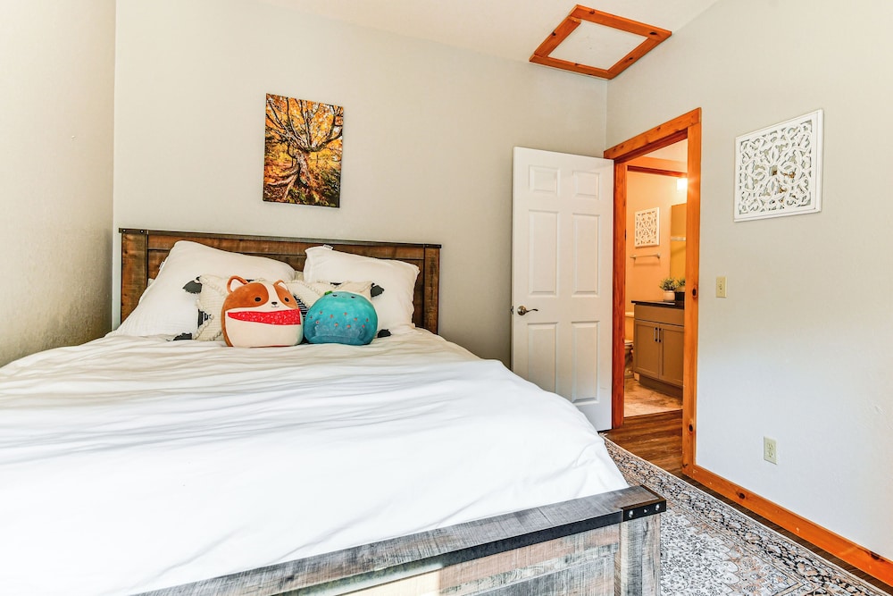 Condo w/ Private Balcony 6 Mi to Pisgah NF!