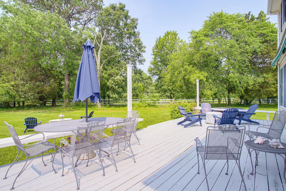 Waterfront Home w/ Hot Tub in Bozman Village!