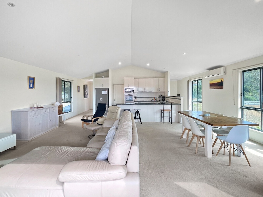 Beachside Retreat With Garage Parking