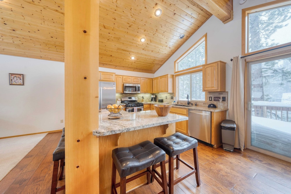 Cabin Retreat w/ Hot Tub & Fireplace - Near Northstar and Downtown Truckee
