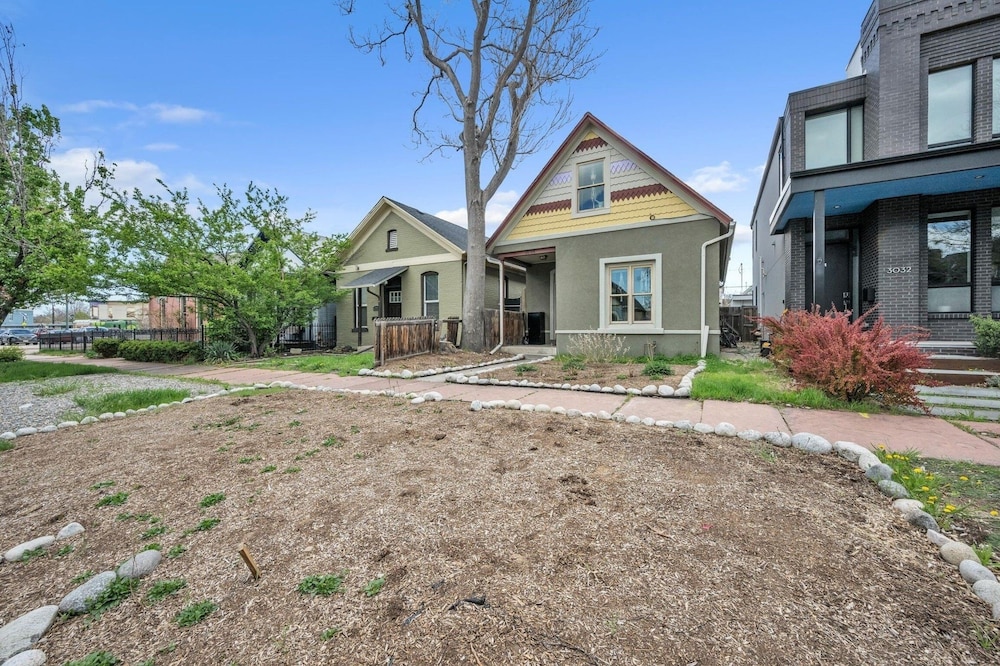 Stylish 2-story Home - Perfect Denver Location 2 Bedroom Home