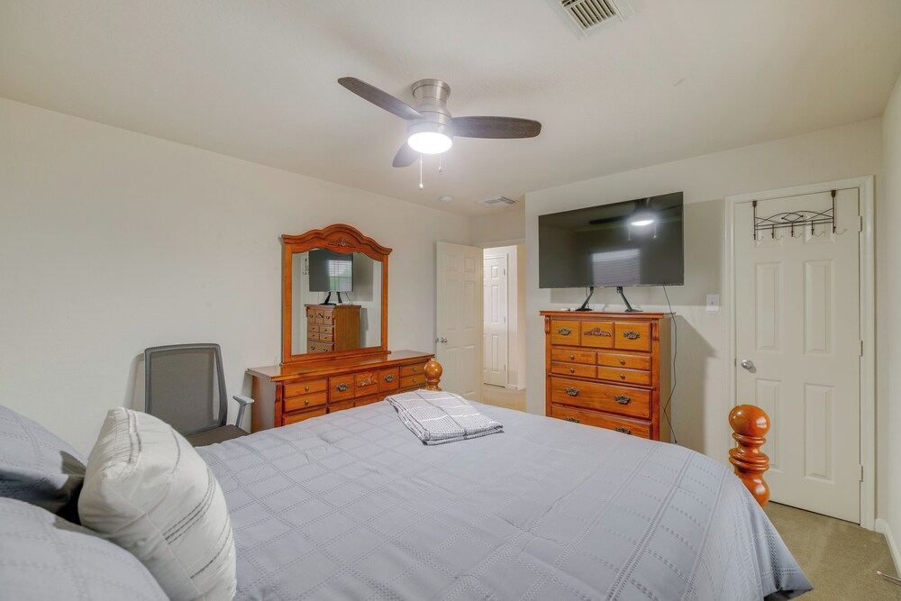 7 Mi to Downtown Baytown: Spacious Home w/ Yard