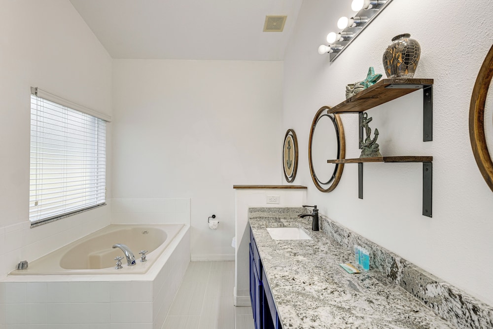 15 Mi to Wdw: House in Clermont Resort Community!