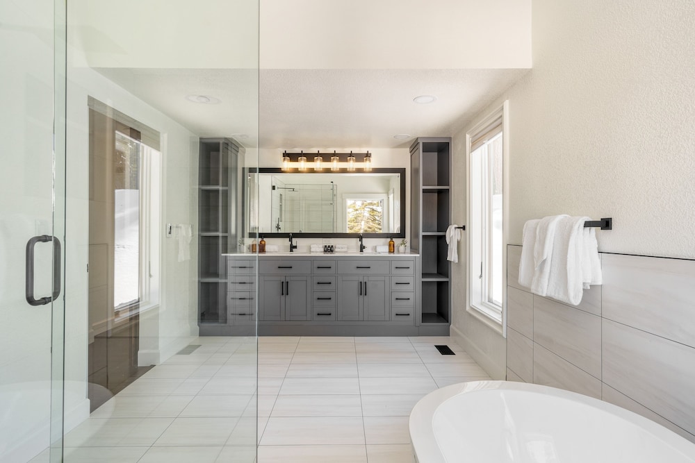 Explorer by Avantstay Close to Slopes Game Room Guest Suite