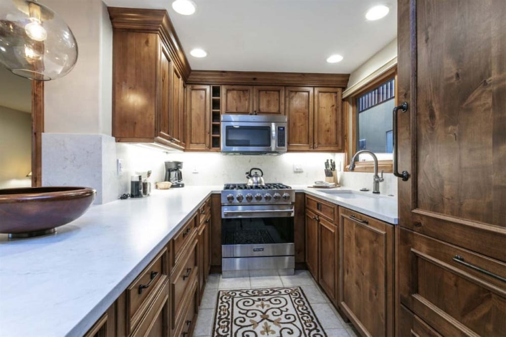 Centrally Located 3 BR in Lionshead Village w/ Pool, Walk to Lift!