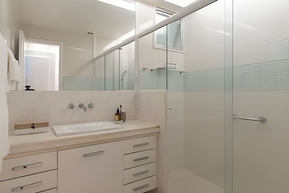 Copacabana – Av. Atlântica | 4 quartos, Vista Mar, 1 min praia de Copacabana - por Casapē Rio