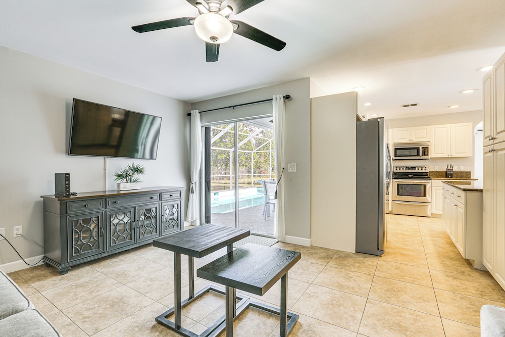 4 Mi to Lakes Park: Family Home in Fort Myers!