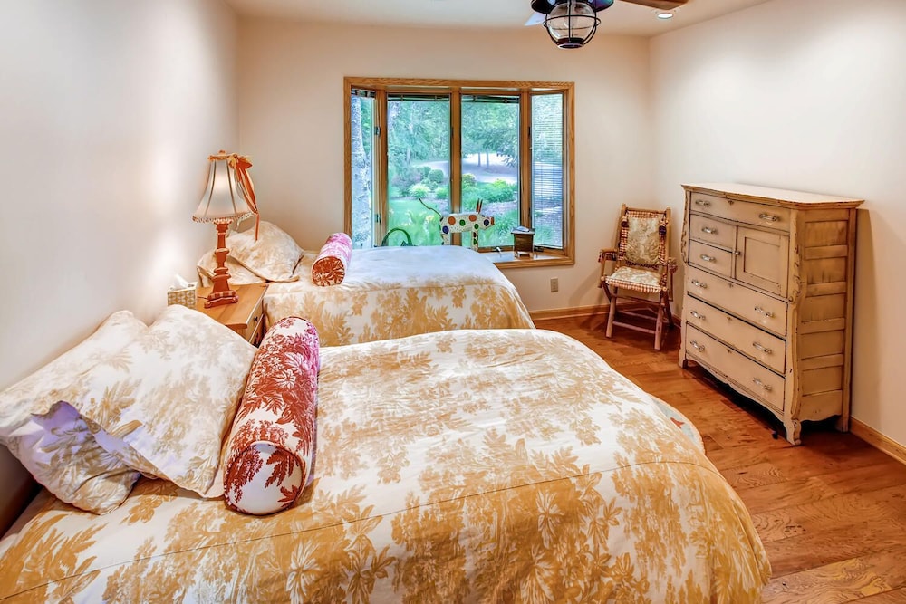 Lavish Charlevoix Home on Lake Michigan, Fire Pit view 3